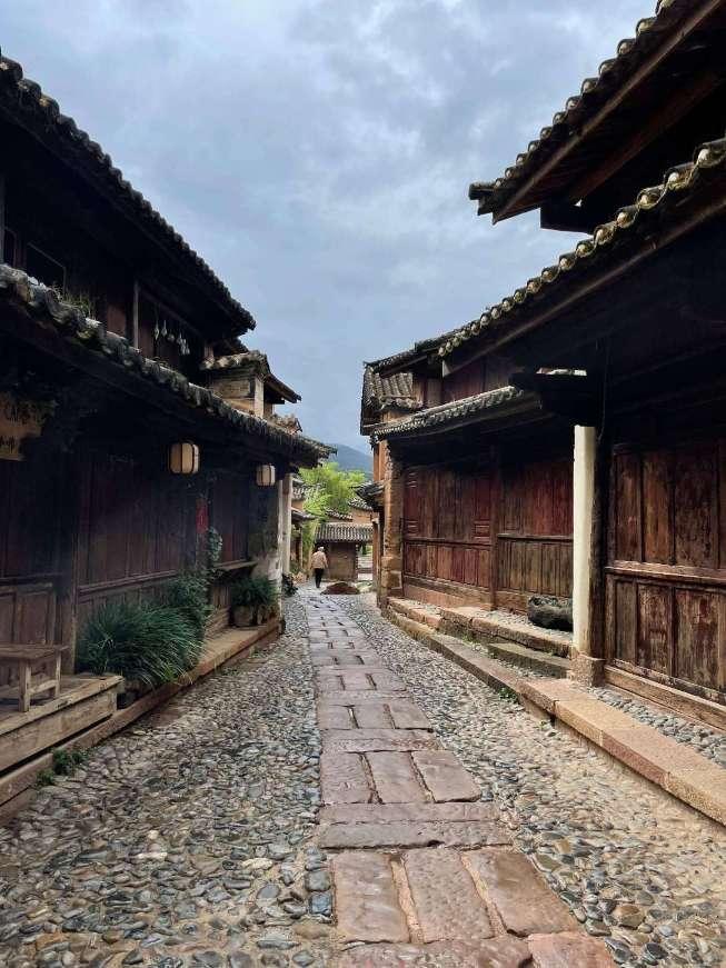 男孩吃鸡腿